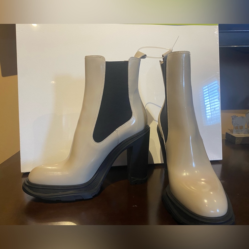 ✨SALEEEE✨ Alexander McQueen Leather Chelsea Block-Heel Booties - Picture 7 of 16